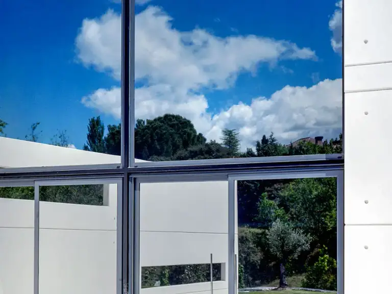 Una vivienda sobre una ladera, foto 1