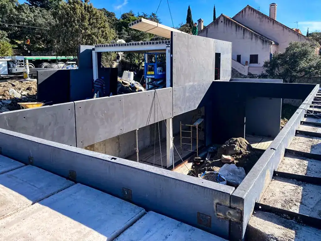 Assembly of La Casa Negra with cranes
